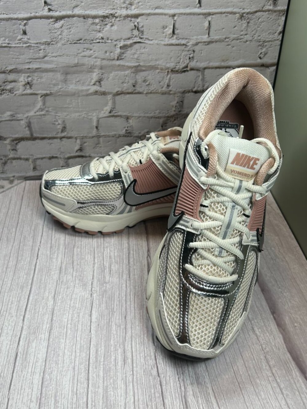 NIKE ZOOM VOMERO 5 (9.5) - Picture 10 of 15